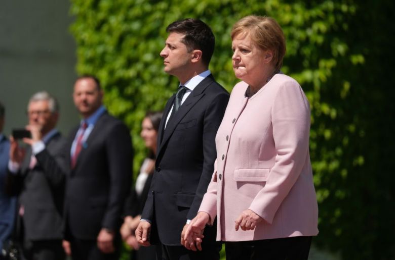 Merkel sufre un episodio de espasmos durante la visita de Zelenski