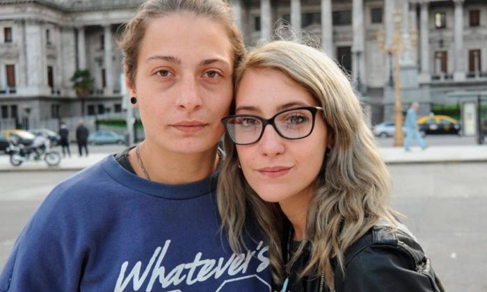 Piden 2 años de prisión para la joven detenida por besar a su esposa en la estación de Constitución