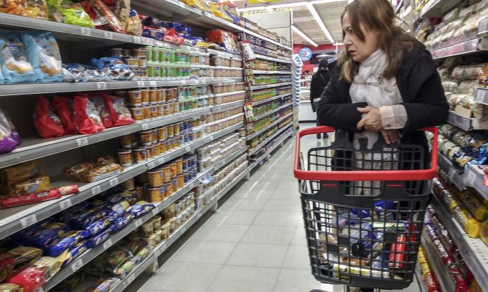 Las ventas en supermercados y shoppings cayeron en abril por décimo mes consecutivo
