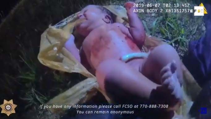 Difunden el vídeo del rescate de un bebé dentro de una bolsa de plástico en un bosque de Estados Unidos