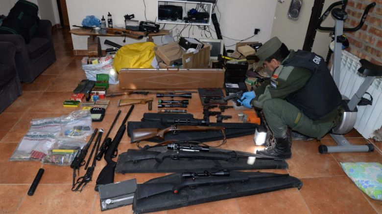 Investigación internacional por tráfico de armas: 50 allanamientos, 21 detenidos y 2500 fusiles secuestrados en Argentina