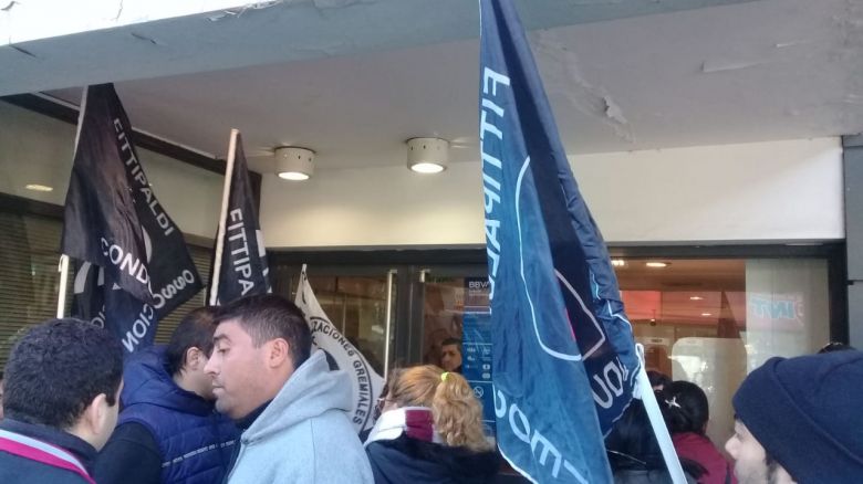 El gremio de la Limpieza protestó al frente del Banco Francés