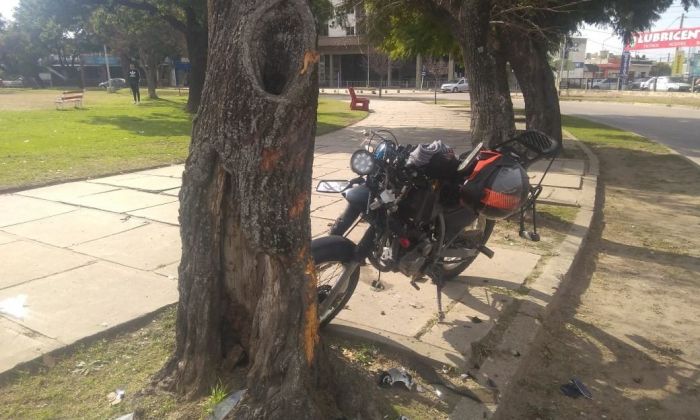 Un motociclista herido tras impactar contra un árbol
