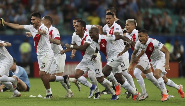 Perú venció a Uruguay por penales y es semifinalista