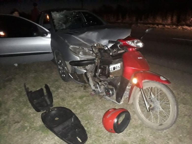 Un auto chocó a una moto que iba sin luces 