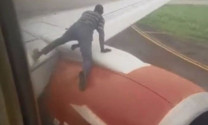 Video: un hombre se subió al ala de un avión de pasajeros cuando iba a despegar