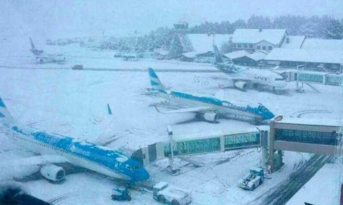 Por nevadas intensas y vientos en la cordillera suspendieron vuelos y cerraron pasos fronterizos