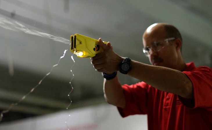 Bullrich compró las primeras 100 pistolas eléctricas Taser por $5 millones