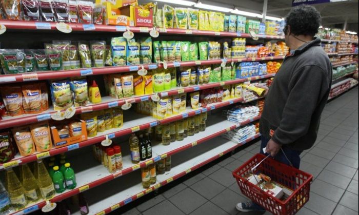 Once meses en rojo: las ventas en los supermercados cayeron 13,5% y en shoppings 18,5%