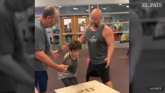 Un adolescente sin brazos supera un salto de ‘crossfit’ y emociona a sus entrenadores