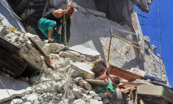 La imagen que conmueve al mundo: el drama de tres niñas en Siria tras un bombardeo de Bashar al Assad