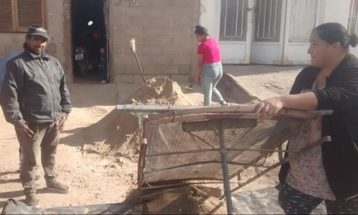 Se profundiza el trabajo de extracción de áridos en familias del barrio Las Delicias