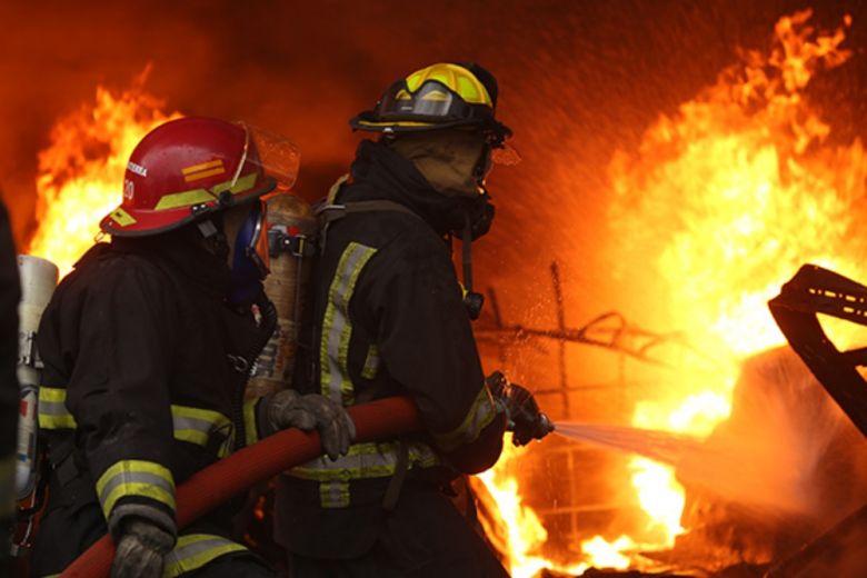 Seis dotaciones de bomberos controlaron un incendio en una empresa de demoliciones
