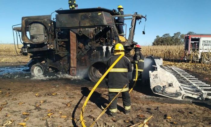 Se quemó una cosechadora en un campo donde los Bomberos de Moldes tenían una hora de viaje