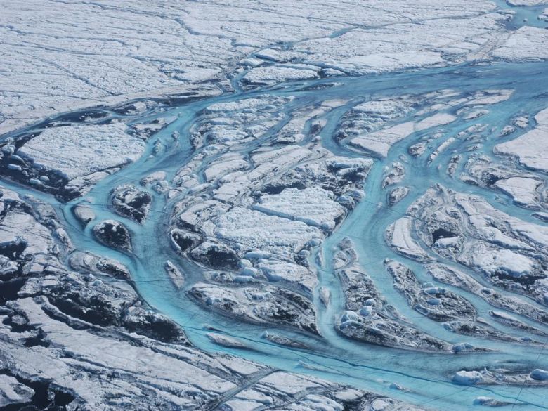 Las impresionantes imágenes de cómo se derritieron 12 mil millones de toneladas de hielo en Groenlandia