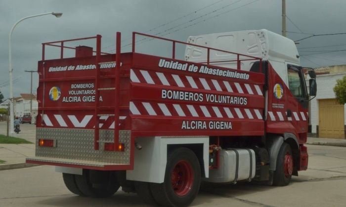 Alcira Gigena: Bomberos trabajaron en un principio de incendio de un automóvil 