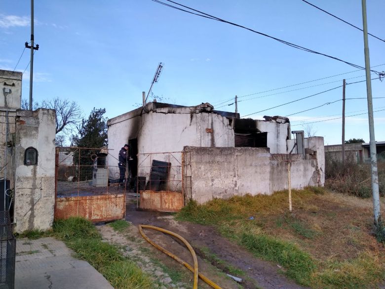 Se incendió y derrumbó la casa del supuesto asesino del hombre de barrio Obrero 