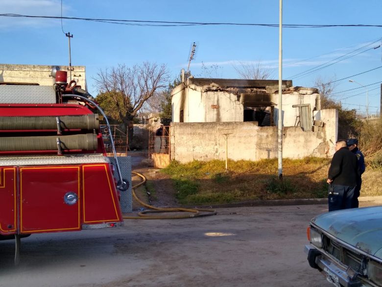 Se incendió y derrumbó la casa del supuesto asesino del hombre de barrio Obrero 