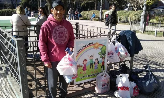 Ramoncito en su cruzada por alimentos y juguetes para festejar el Día del Niño