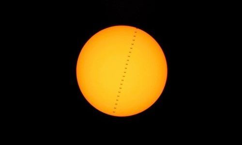 Un astrofotógrafo captó el instante en que la Estación Espacial Internacional pasa delante del Sol