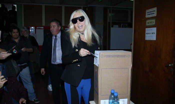 Susana Giménez fue a votar, la sorprendió una fan y cometió un divertido blooper