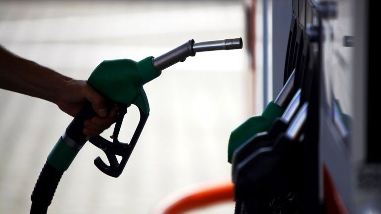 El Gobierno oficializó el congelamiento del precio de la nafta por 90 días 