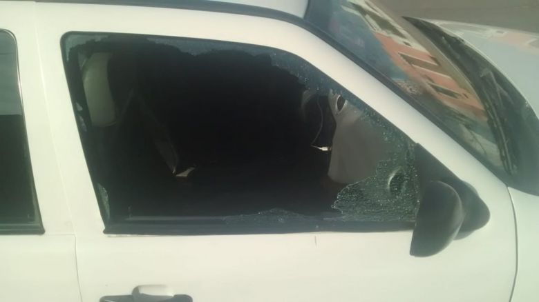 Le rompieron el vidrio del auto y le robaron 1.000 pesos