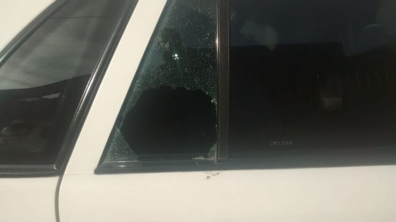 Le rompieron el vidrio del auto y le robaron 1.000 pesos