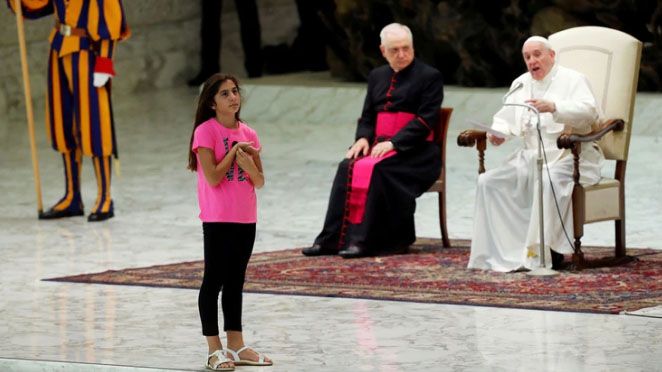 El gesto del papa Francisco con una niña que irrumpió en el escenario de la Audiencia General