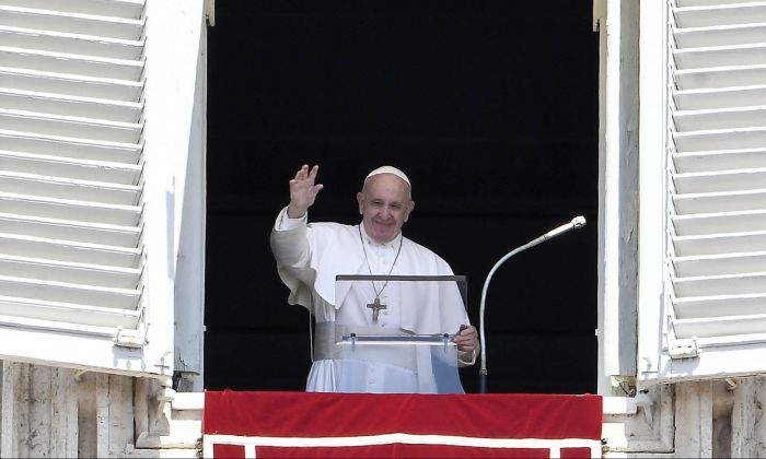 El papa Francisco quedó encerrado en un ascensor y fue rescatado por los bomberos