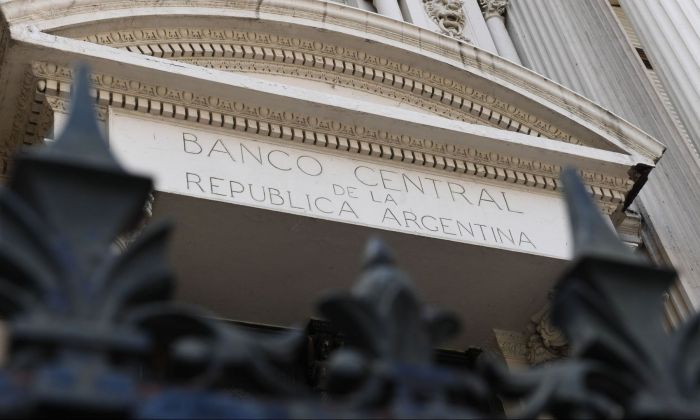 A partir de este lunes, la compra de dólares y las transferencias al exterior requerirán autorización del Banco Central