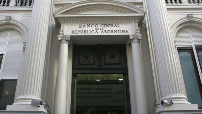 En el segundo día de control de cambios, el Central habilitó a los bancos a tener más dólares en las sucursales