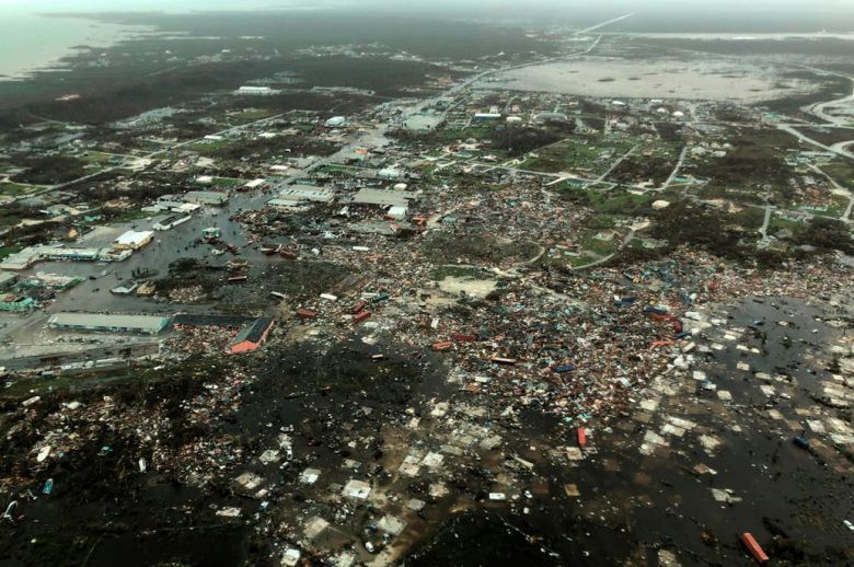 El huracán Dorian arrasó Bahamas: buscan sobrevivientes con motos de agua y excavadoras