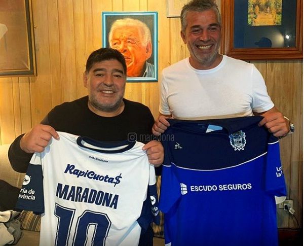 Diego Maradona es el nuevo DT de Gimnasia y dirigirá a Comba