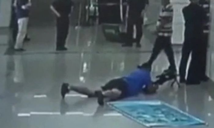 Video: un francotirador mató a un secuestrador disparando entre las piernas de un policía