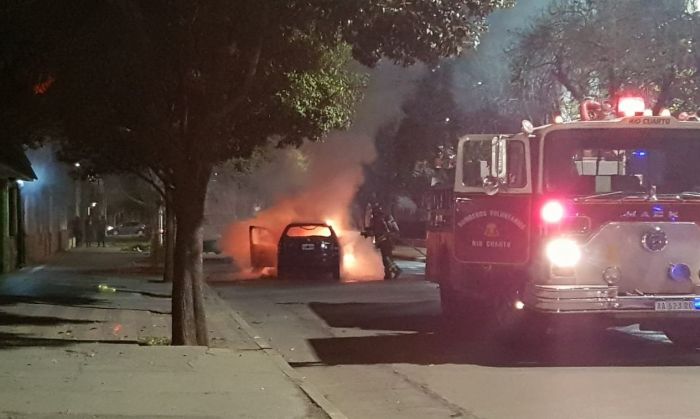 Un automóvil se quemó casi por completo luego de chocar contra una camioneta