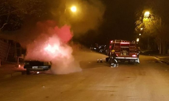 Los bomberos sofocaron un nuevo incendio de auto