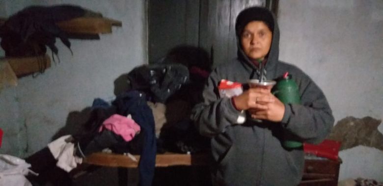 Trabajadores en condiciones precarias en cercanías de Alejandro Roca