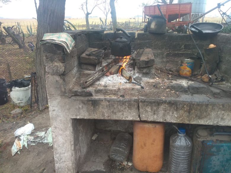 Trabajadores en condiciones precarias en cercanías de Alejandro Roca