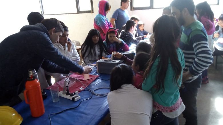 Café científico sobre energías renovables en la escuela Leopoldo Lugones: los chicos conectados con los experimentos