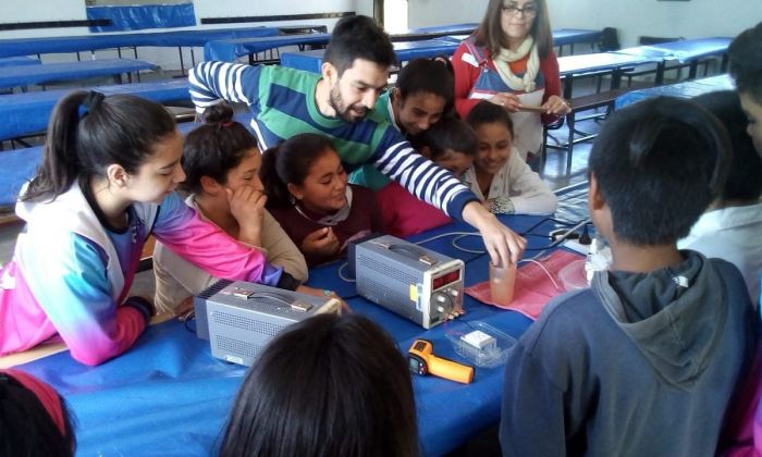 Café científico sobre energías renovables en la escuela Leopoldo Lugones: los chicos conectados con los experimentos