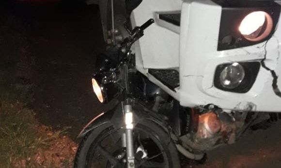 Dos motociclistas lesionados tras colisionar con un camión
