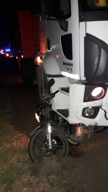 Dos motociclistas lesionados tras colisionar con un camión