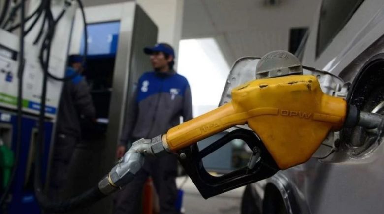 Combustibles: el Gobierno analiza descongelar los precios