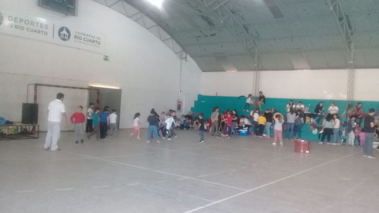 Alumnos de escuelas rurales compartieron un encuentro de integración en el Polideportivo Municipal N°2