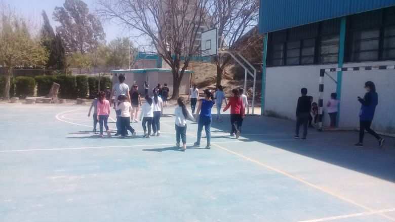 Alumnos de escuelas rurales compartieron un encuentro de integración en el Polideportivo Municipal N°2