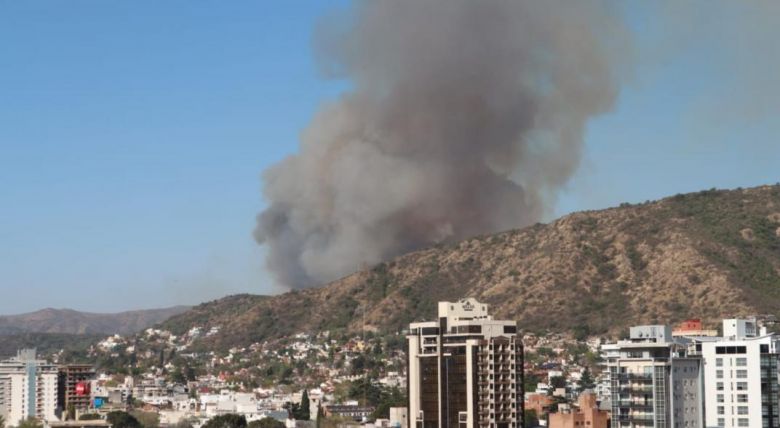 Descontrolado, bomberos combaten un voraz incendio en Villa Carlos Paz