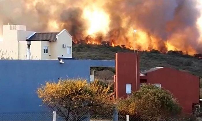 Descontrolado, bomberos combaten un voraz incendio en Villa Carlos Paz