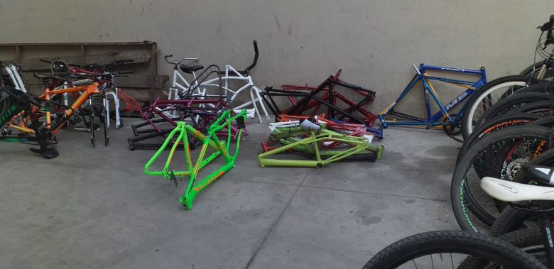Tras varios allanamientos se recuperaron 33 bicicletas y otros accesorios 