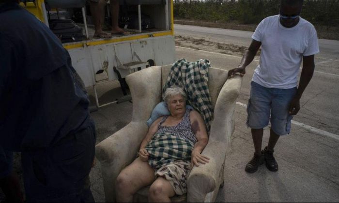 Tiene 85 años y sobrevivió tres días flotando en un sillón, tras el paso del huracán Dorian